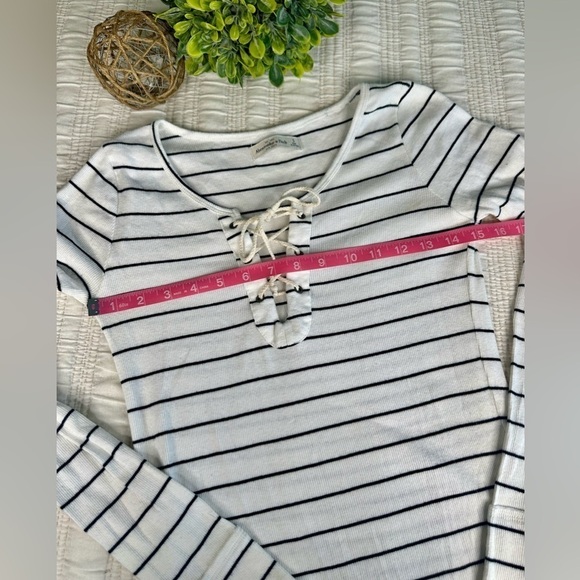 Abercrombie & Fitch Lace Up Striped Ribbed Top in White and Black Size Small - Picture 4 of 9